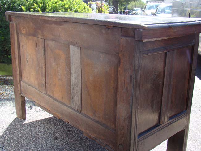 A fine late 17th century English oak coffer with tulip decoration and the initials I F and dated 1697 — image 3
